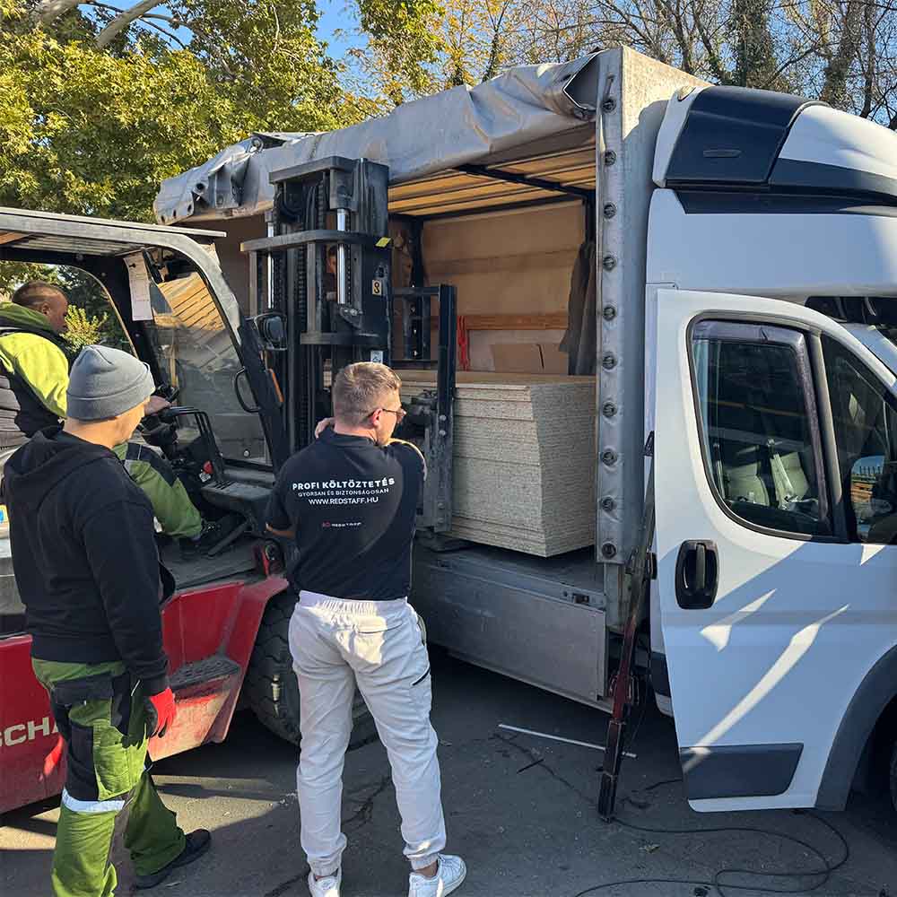 Teherautó pakolása költöztetés során profi költöztetőkkel